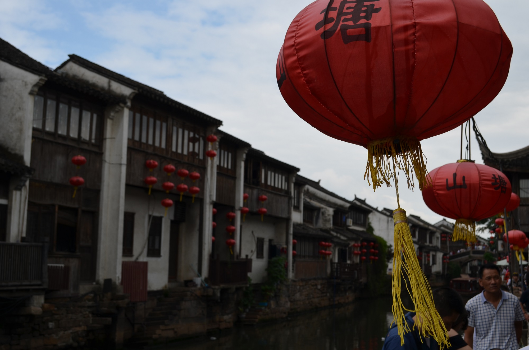 Laterne über einem Kanal in der Altstadt Suzhous